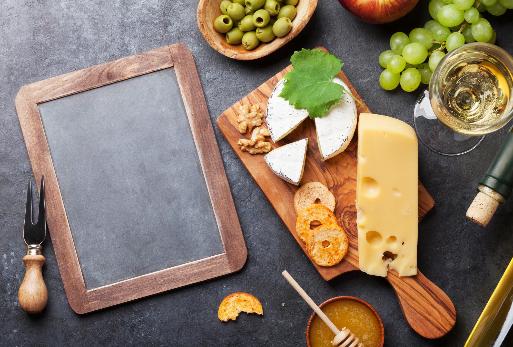 Stół z próbkami menu i eleganckimi deskami serów